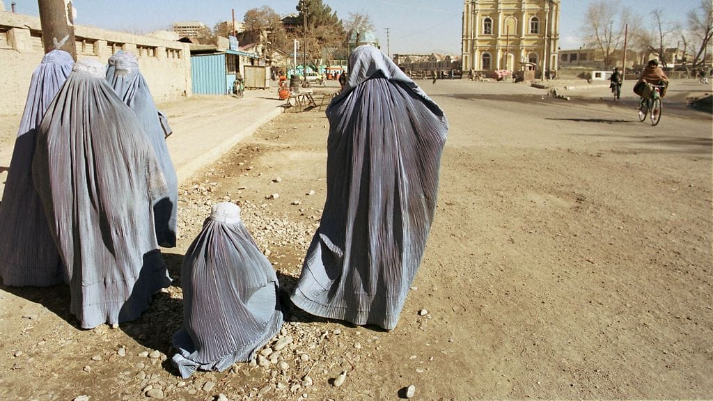 Taleban lisää naisiin ja tyttöihin kohdistuvia rajoituksia Afganistanissa. Kuvassa naisia Kabulissa.