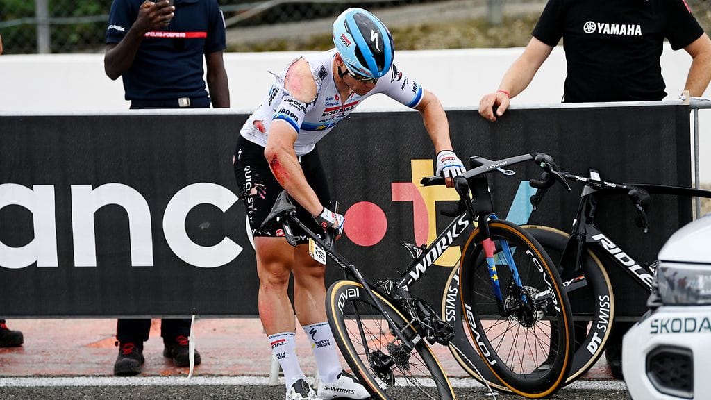 Fabio Jakobsen verisenä kovan kolarin jälkeen Ranskan ympäriajon 4. etapilla.