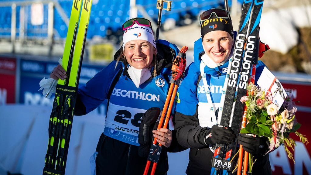 Justine Braisaz-Bouchet (vas.) on tehnyt kanteen Ranskan maajoukkuekaveristaan Julia Simonista. Kuva tammikuulta 2022.