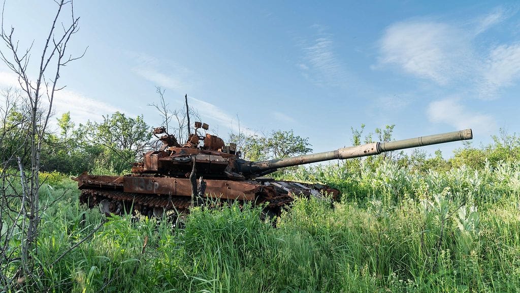 Palanut venäläinen panssarivaunu Donetskin alueella.