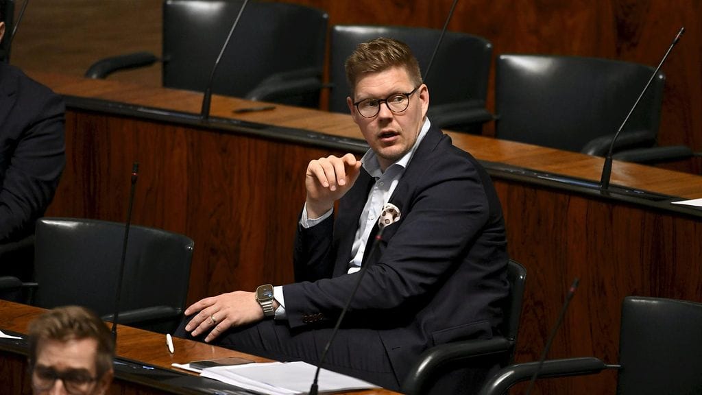 Antti Lindtmanin roisit nuoruuskuvat leviävät somessa.