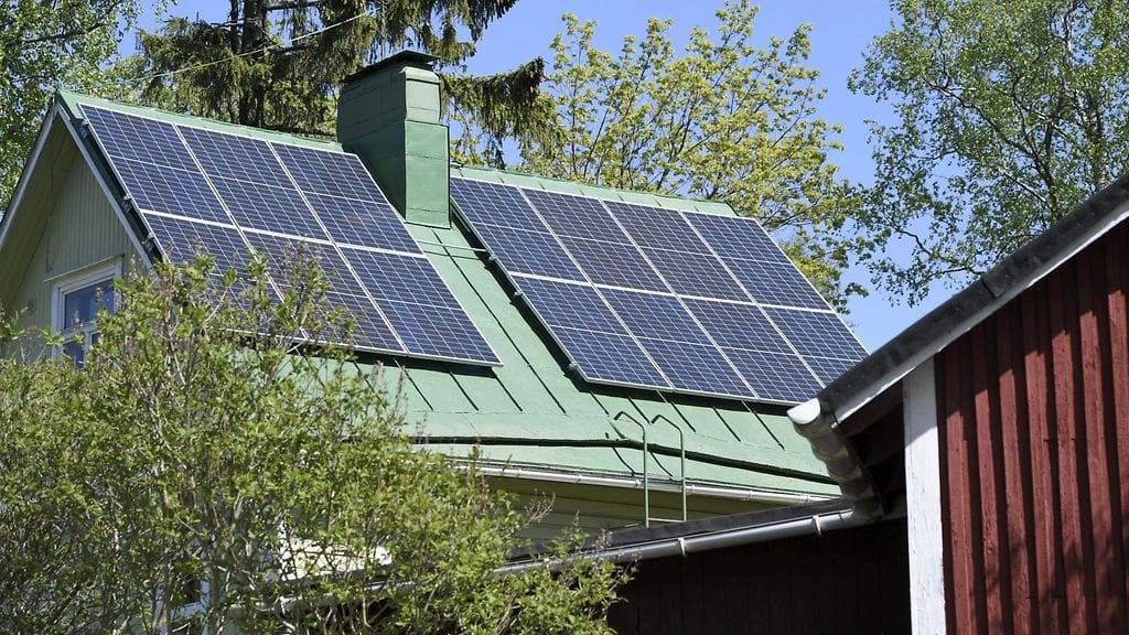 Aurinkopaneelien asennuksissa täytyy olla tarkkana. Kuvituskuva.