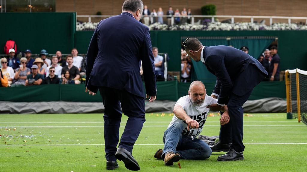 Mielenosoittaja joutui nopeasti järjestyksenvalvojien huostaan.