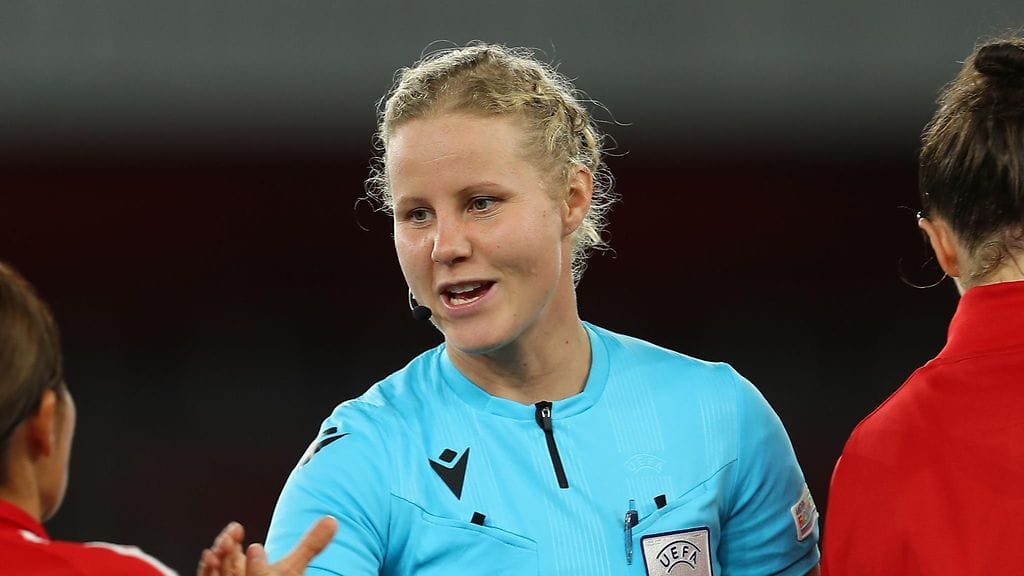 Heini Hyvönen on Veikkausliigan ensimmäinen naiserotuomari.