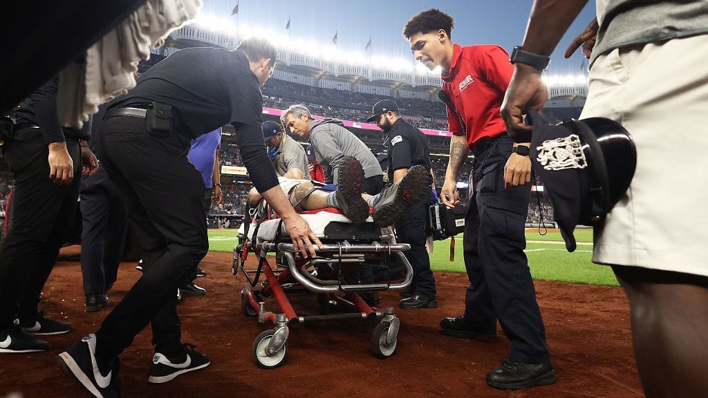 Kuvaajaa vietiin paareilla kentältä reilun vartin ensihoidon jälkeen.