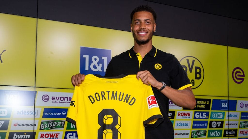 Felix Nmecha pyytää Dortmundin kannattajilta mahdollisuutta.