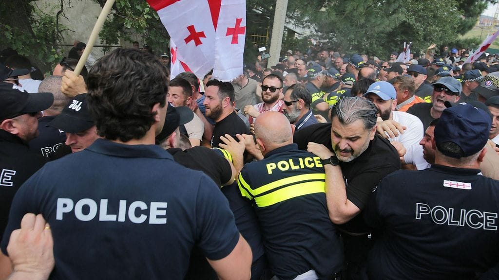 Äärioikeistomielenosoittajat hyökkäsivät Tbilisi Pride -viikon ohjelmaan kuuluneen tapahtuman järjestämispaikalle.