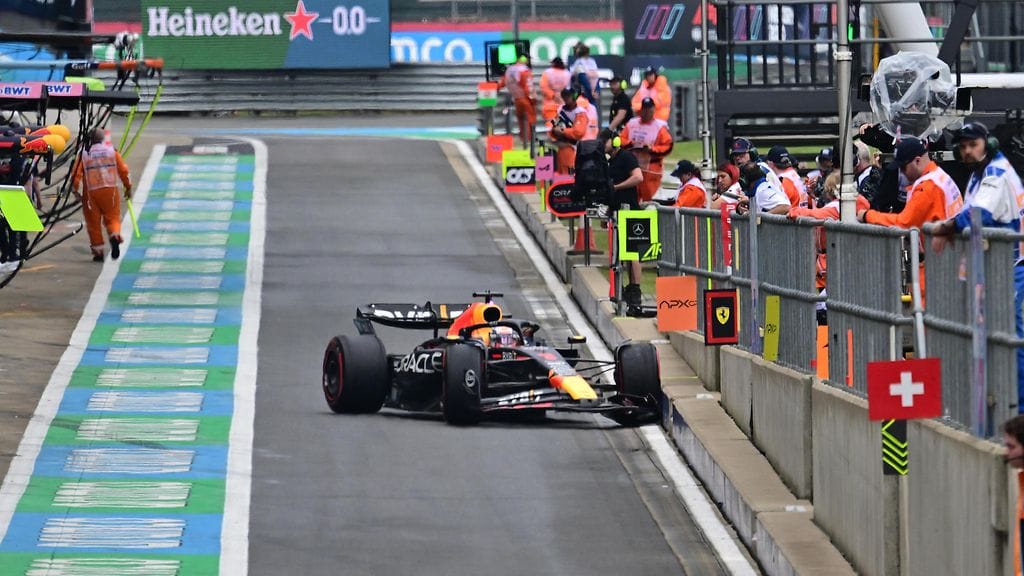 Red Bullin Max Verstappen ajoi seinään kesken Britannian GP:n aika-ajojen.