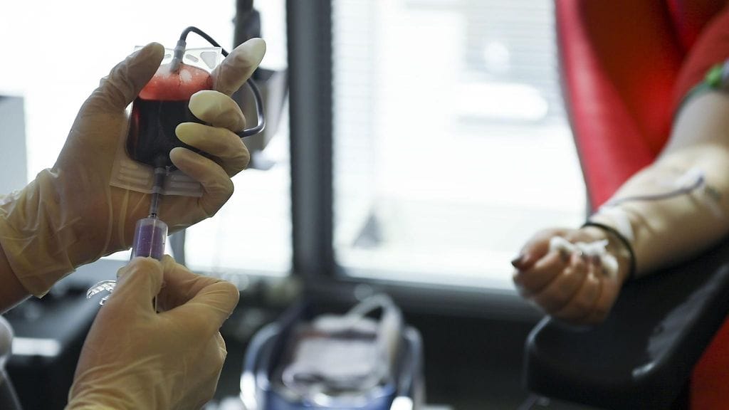 Tällä hetkellä miesten välinen seksi aiheuttaa väliaikaisen neljän kuukauden rajoituksen verenluovutukselle, oli seksikumppani uusi tai ei.