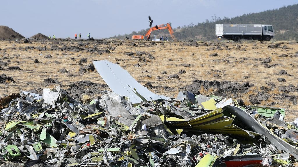 Ethiopia Airlinesin Boeing 737 Max 8 -lentokoneen hylyn romuja kasattiin onnettomuuspaikalla lähellä Bishoftua Etiopiassa 13. maaliskuuta 2019.