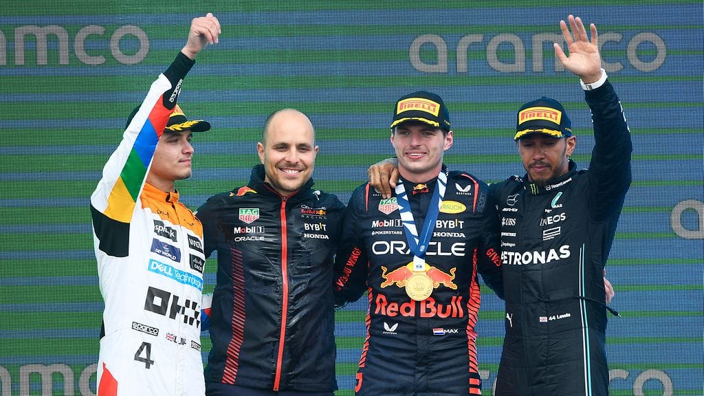 Red Bullin Max Verstappen ajoi voittoon Britannian GP:ssä ennen McLarenin Lando Norrista ja Mercedeksen Lewis Hamiltonia.