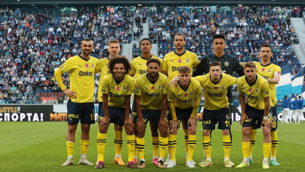 Fenerbahce pelaa harjoitusturnausta Pietarissa. Kuva turkkilaisjoukkueesta sunnuntaina Pietarin Zenitiä vastaan pelatun ottelun yhteydestä.