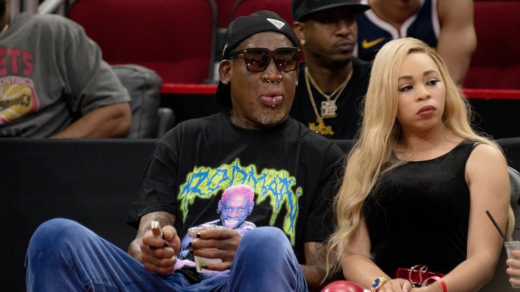 Dennis Rodman ja hänen tyttöystävänsä Yella Yella kuvattuna huhtikuussa NBA-ottelussa Houstonissa.