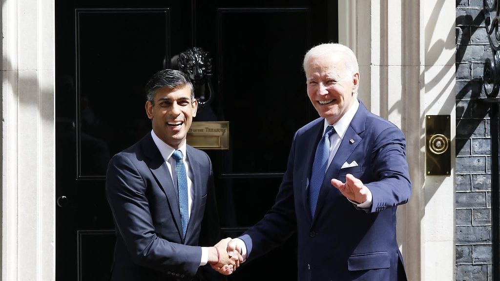 Rishi Sunak ja Joe Biden kättelivät Downin Street 10:n edessä 10. heinäkuuta 2023.