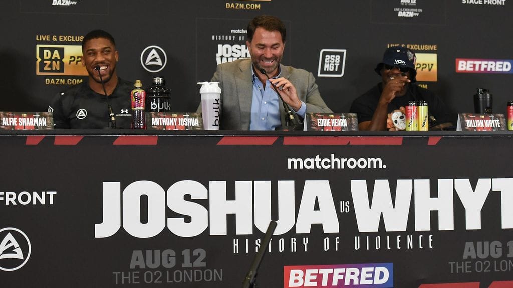 Anthony Joshua (vas.) ja Eddie Hearn nauroivat Dillian Whyten sanailulle Lontoon ottelun lehdistötilaisuudessa.