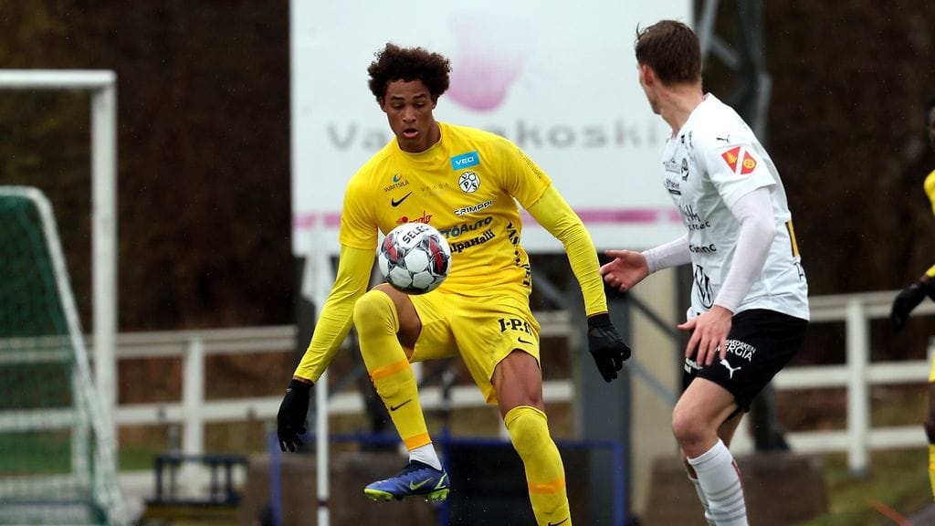 Tete Yengi (vasemmalla) ihastutti monipuolisuudellaan VPS:n miehistössä.