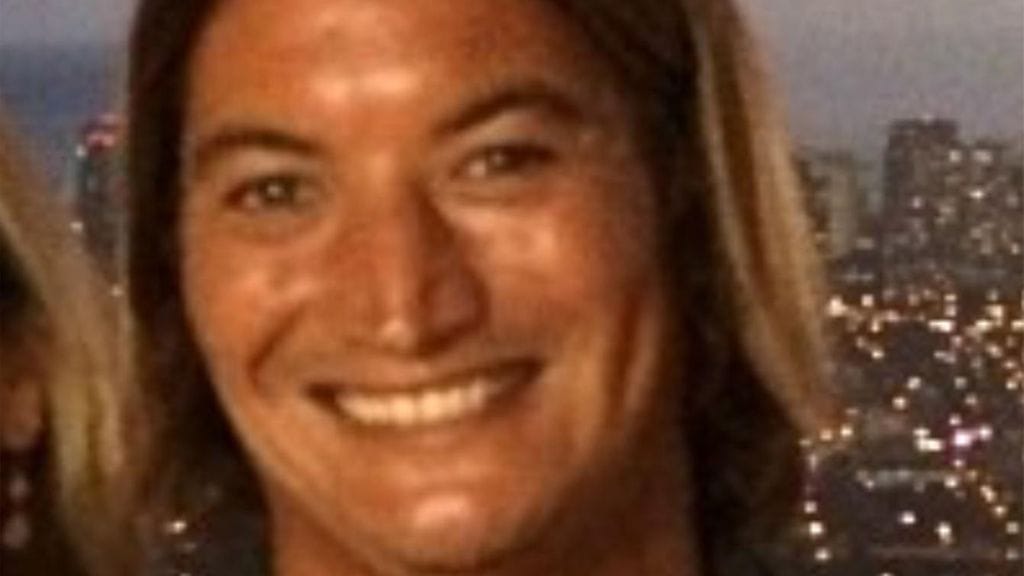 Surffaaja Mikala Jones on poissa.