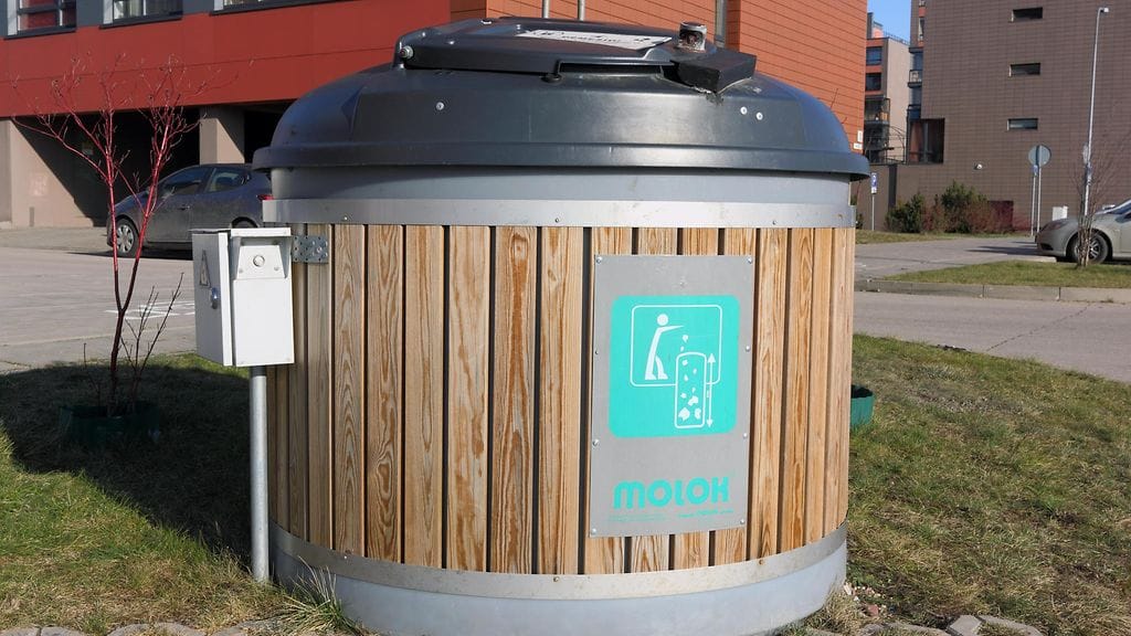 Molok-säiliöt saivat alkunsa 1990-luvulla, kun hotelli- ja ravintolayrittäjä Veikko Salli pohti, miten voisi parantaa yrityksensä pihan jätehuoltoa.