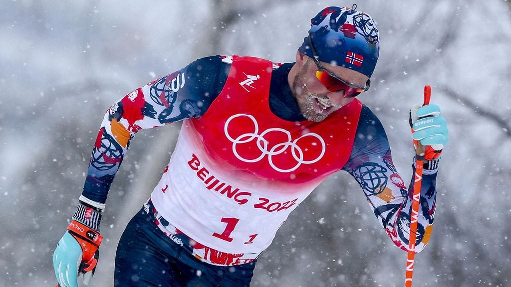 Emil Iversen hiihtämässä Pekingin olympialaisissa helmikuussa 2022.