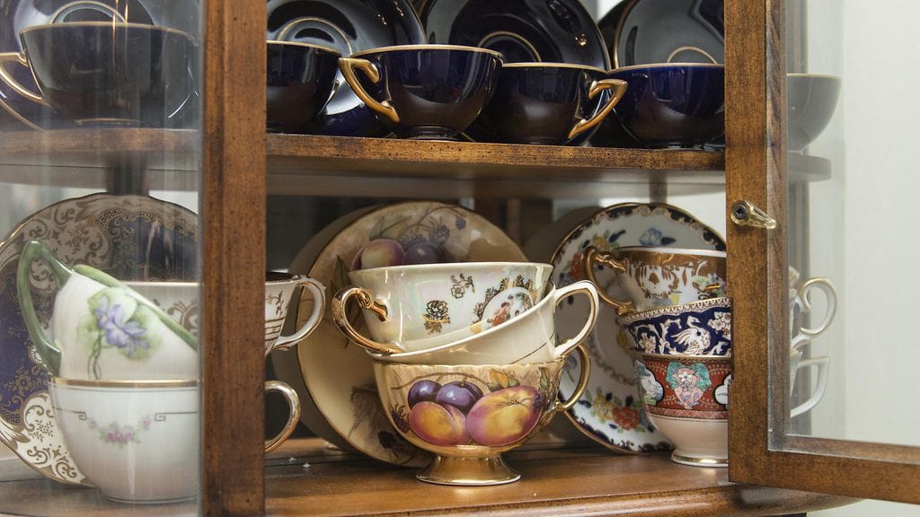 vanhoja astioita, astiasto