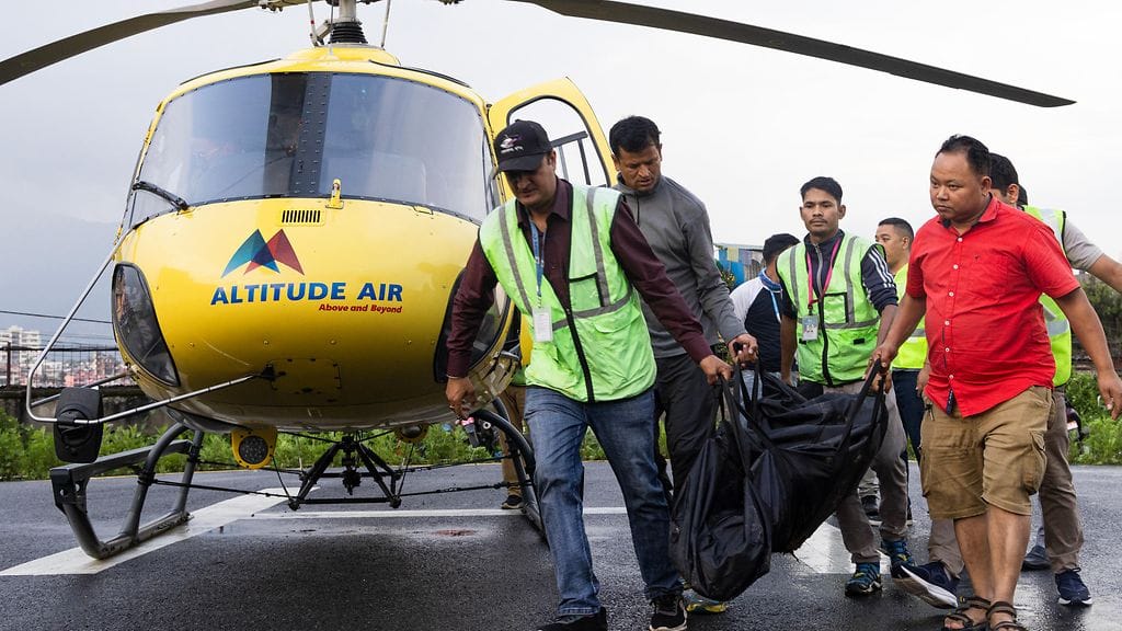 Helikopteriturman uhrien ruumiit kuljetettiin Nepalissa pois onnettomuuspaikalta.