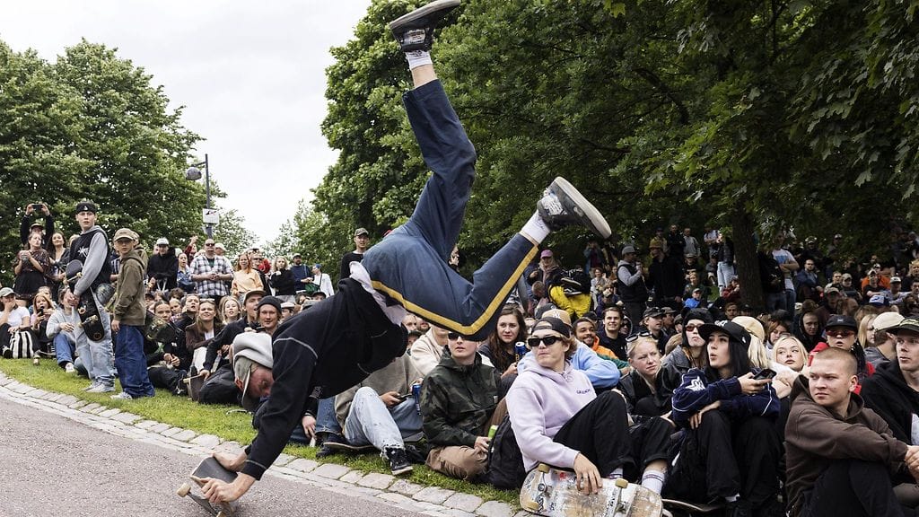 Helsingin Koffin puistossa järjestetty skeittitapahtuma huipentui sunnuntaina vauhtikisoihin.