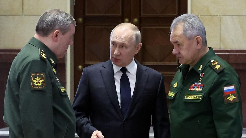 Venäjän yleisesikunnan päällikkö Valeri Gerasimov, presidentti Vladimir Putin ja puolustusministeri Sergei Shoigu joulukuussa 2022.