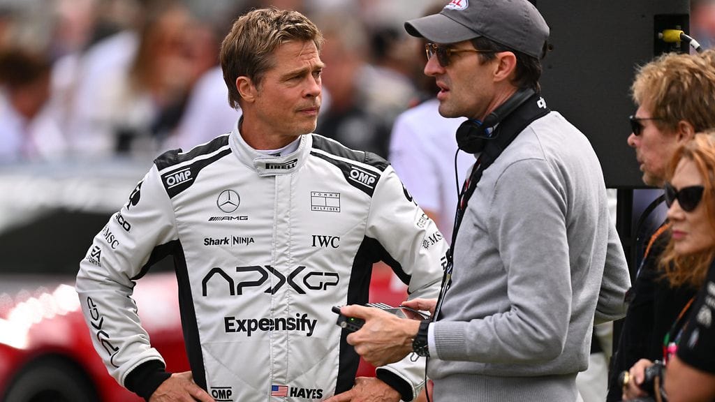 Brad Pitt ja ohjaaja Joseph Kosinski Silverstonessa F1-viikonlopun yhteydessä.