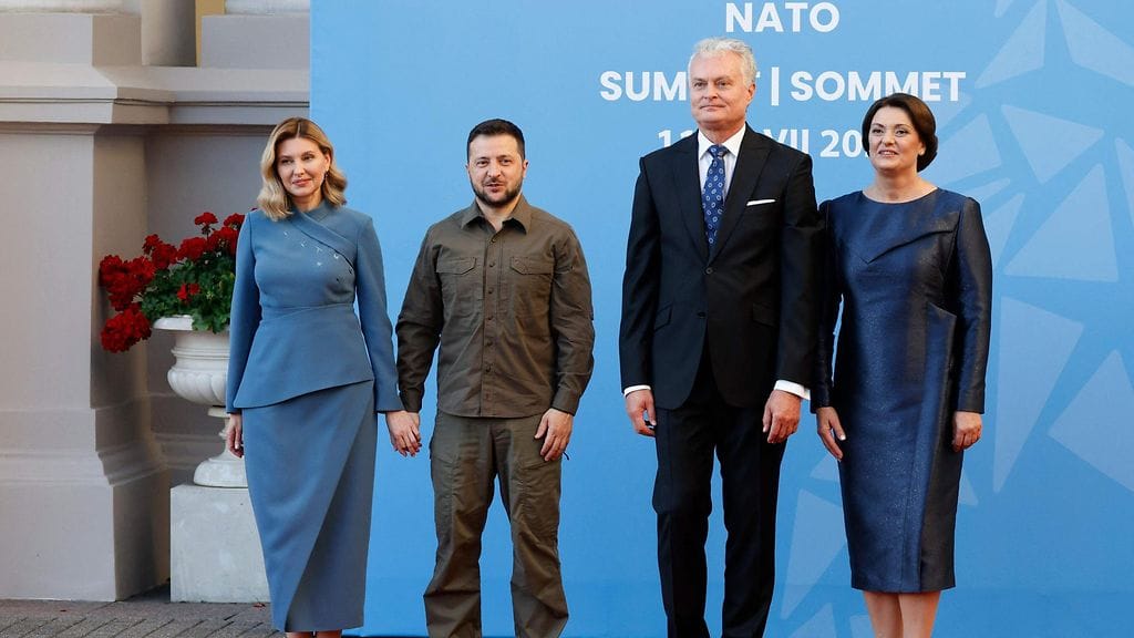 Kuvassa vasemmalta oikealle: Ukrainan presidentin puoliso Olena Zelenska, Ukrainan presidentti Volodymyr Zelenskyi, Liettuan presidentti Gitanas Nauseda ja hänen puolisonsa Diana Nausediene hetkeä ennen Nato-johtajien illallista.