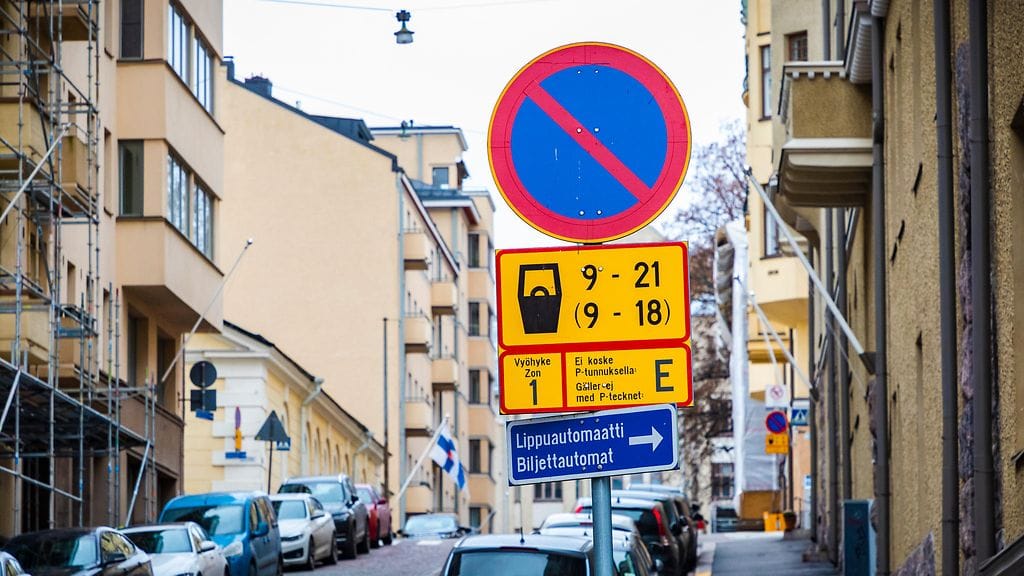 Asukaspysäköintipaikat on merkitty liikennemerkin lisäkilvellä.