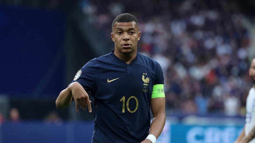 Kylian Mbappén palkkavaatimus hipoo pilviä. Kuva Ranskan EM-karsintaottelusta Kreikkaa vastaan kesäkuulta 2023.