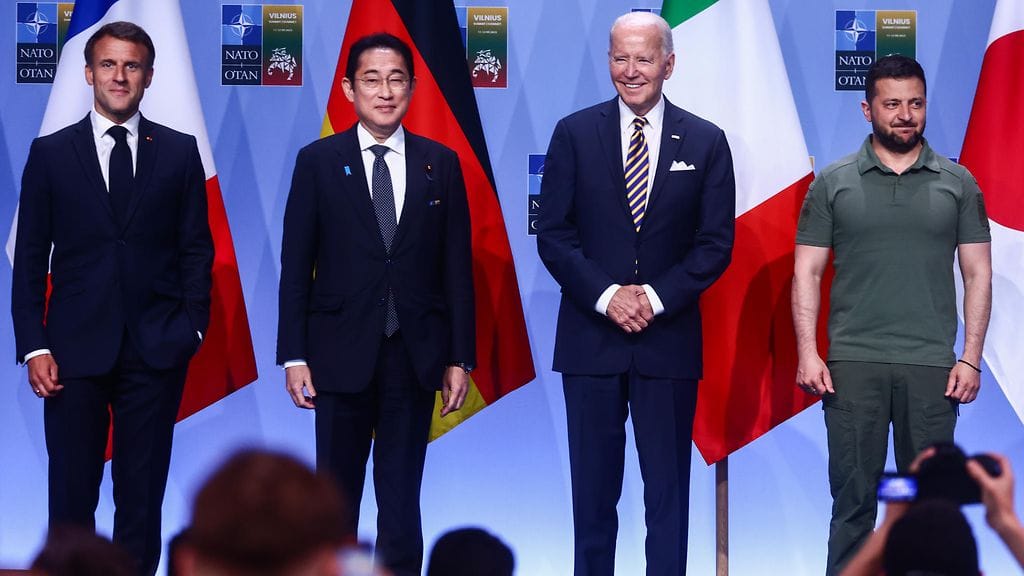 Ranskan presidentti Emmanuel Macron, Japanin pääministeri Fumio Kishida, Yhdysvaltain presidentti Joe Biden sekä Ukrainan presidentti Volodymyr Zelenskyi Vilnassa 12. heinäkuuta 2023 tilaisuudessa, jossa G7-maat antoivat julkilausuman Ukrainan sotilaallisesta tukemisesta.