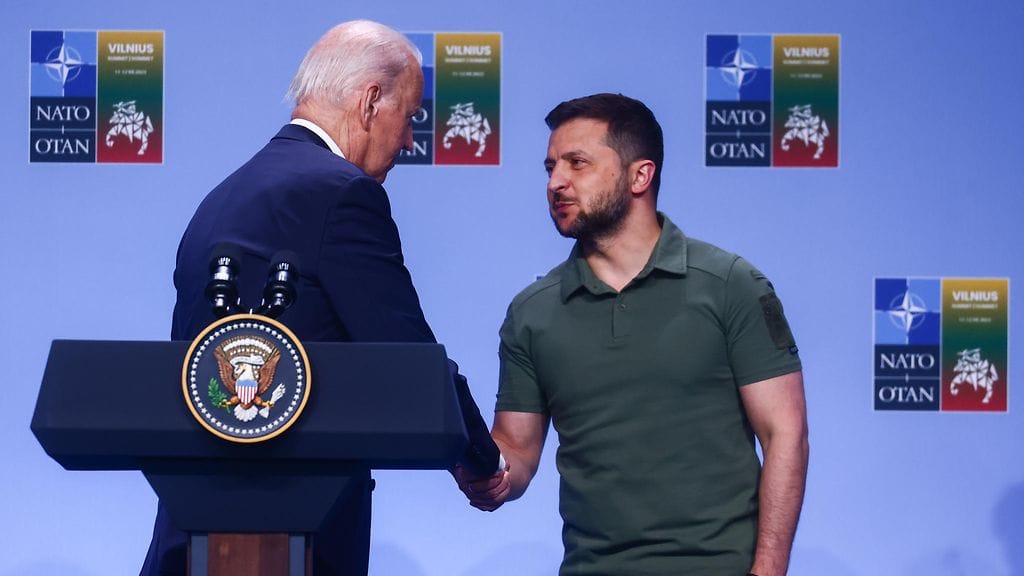 Yhdysvaltain ja Ukrainan presidentit kättelivät Vilnassa 12. heinäkuuta 2023.