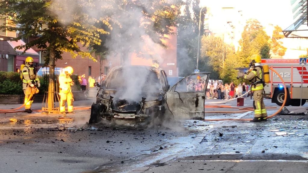 Pelastushenkilöstö sammutti palavaa autoa. Kuva: Anton Niiniaho/lukijan kuva