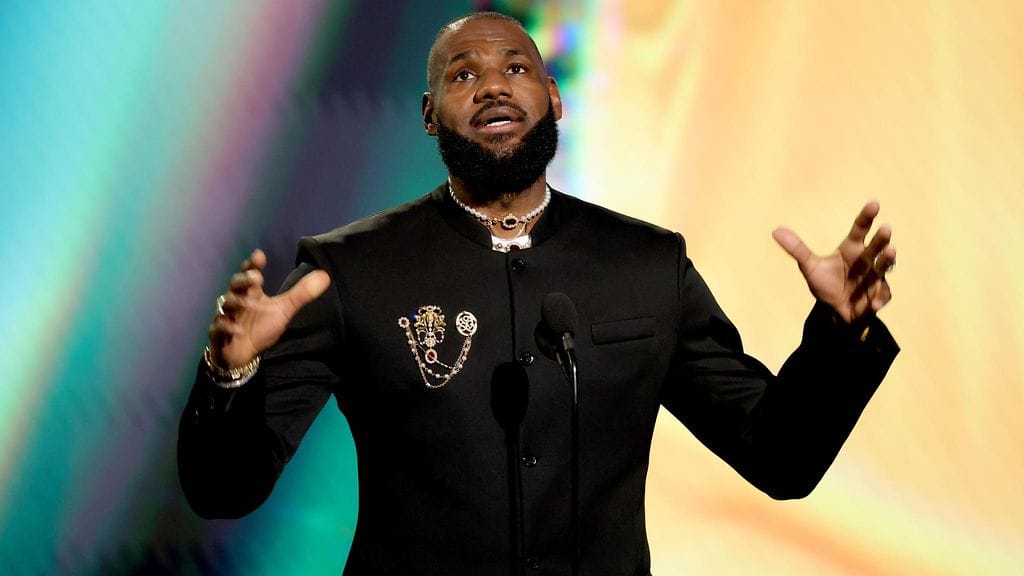 LeBron James kertoi ESPY-palkintogaalassa jatkavansa koripallouraansa.