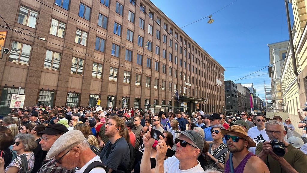 Bidenin saattue väkijoukkoa 2