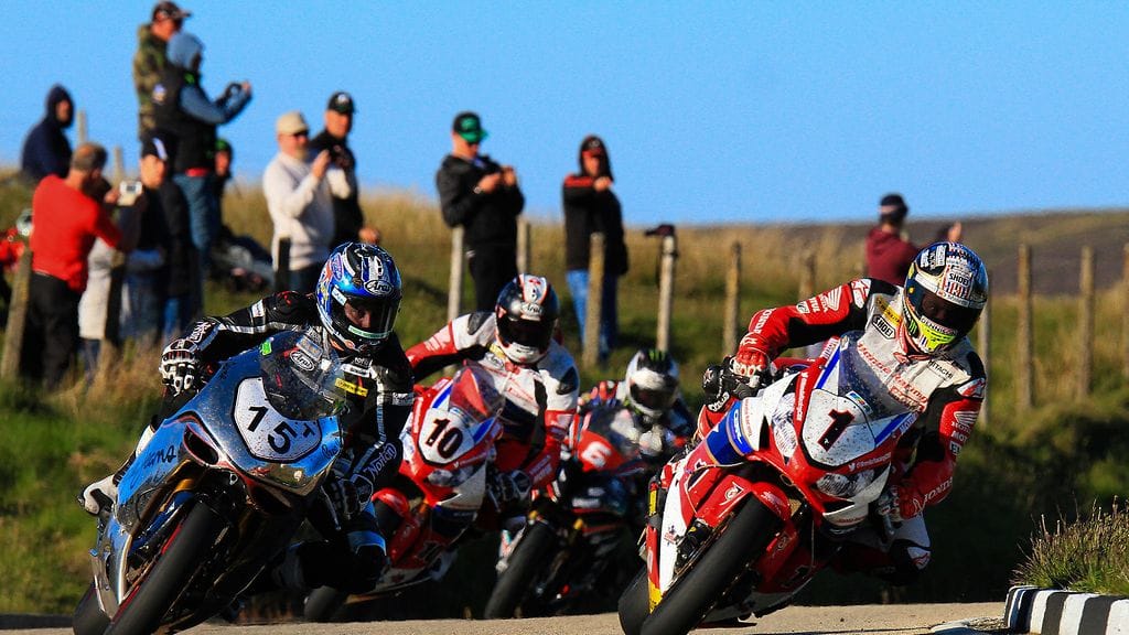 Kaksi henkilöä on kuollut Mansaarilla moottoripyöräilykilpailussa sattuneessa onnettomuudessa. Kuvituskuva.