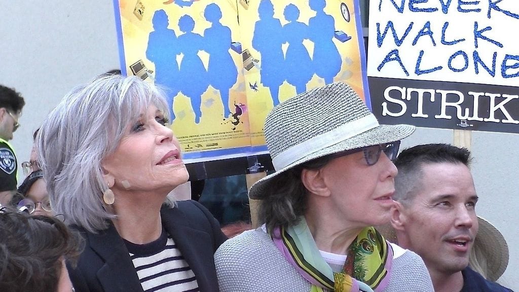 Tähdet Jane Fonda ja Lily Tomlin tukivat Hollywood-käsikirjoittajien lakkoa Netflixin rakennuksen ulkopuolella Hollywoodissa kesäkuussa 2023.