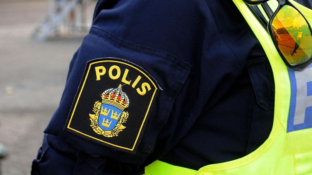 Kuvituskuva. Poliisi oli aamulla eristänyt laajan alueen rakennuksen ympäriltä.
