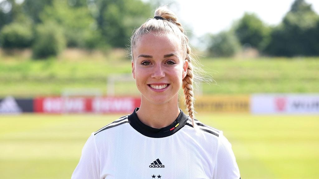 Giulia Gwinn esiintyy mieluummin jalkapalloilijana kentällä kuin alastonkuvissa Playboyn sivuilla.