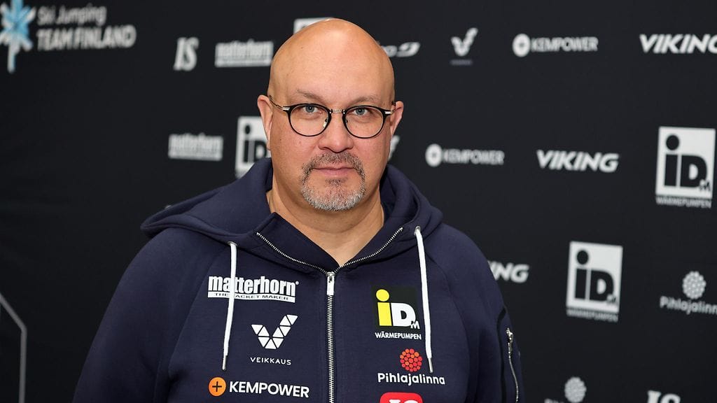 Janne Väätäinen saa kovan kiinnityksen luotsaamaansa mäkihyppytalliin.