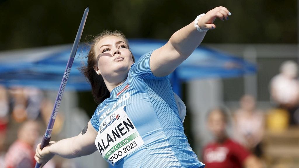 Anni-Linnea Alanen heittää keihään loppukilpailussa Espoon EM-kisoissa.