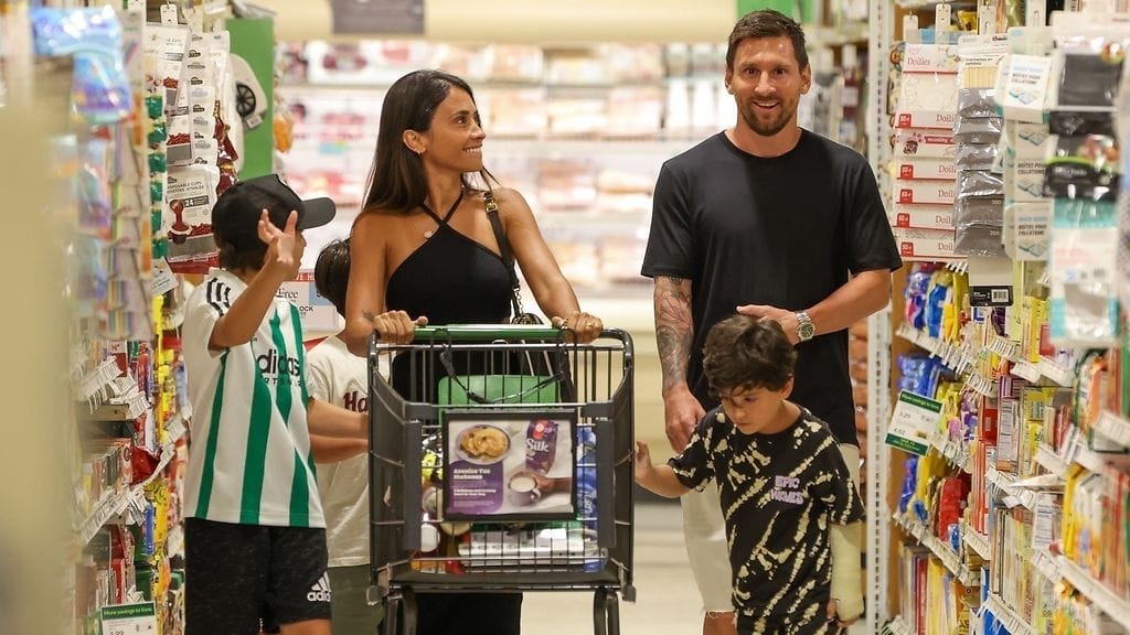 Lionel Messi nähtiin perheineen ostoksilla Publix supermarketissa Palm Beachilla torstaina.