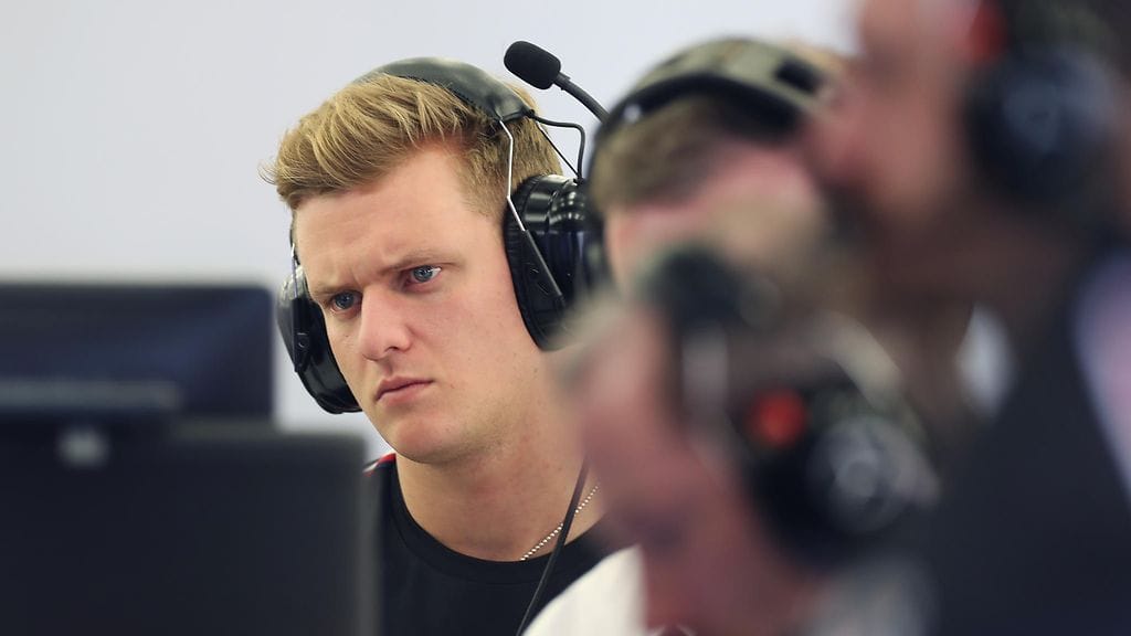 Mick Schumacher ei syty sähkömenopelistä.