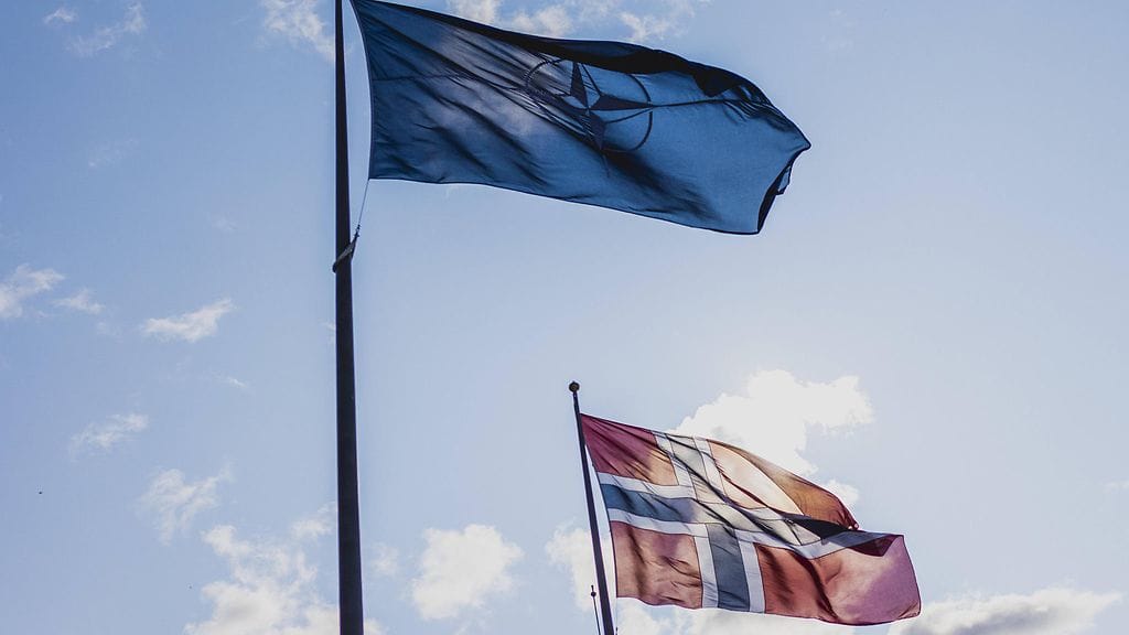 Norjassa Naton maine sai asteikolla 1–5 keskiarvoksi 3,59. Suomessa luku oli 3,21 ja Ruotsissa 3,14. Kuvituskuvassa Naton ja Norjan liput.