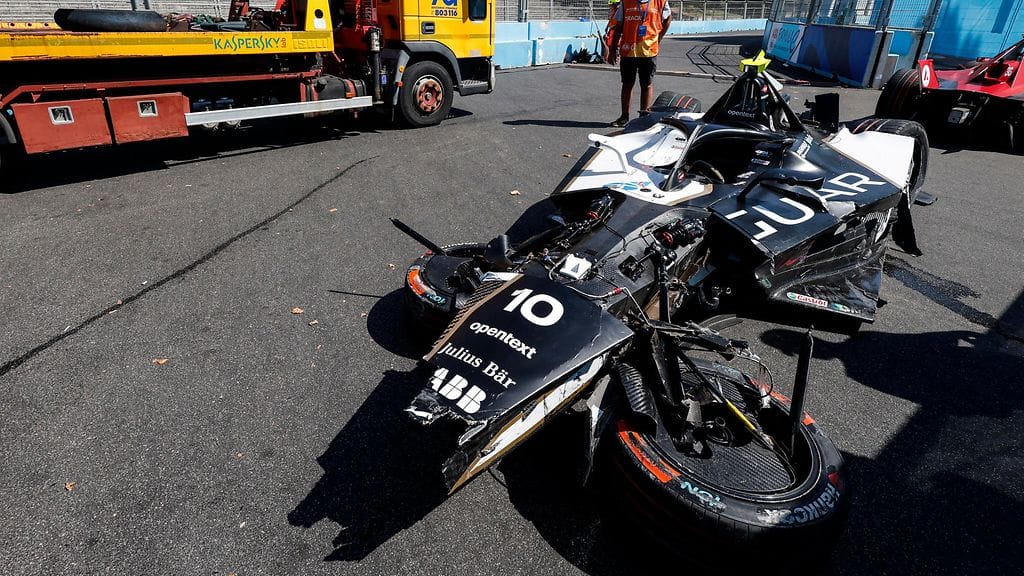 Sam Birdin Jaguar meni romuksi Roomassa.