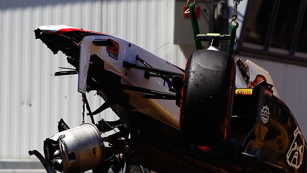 Sergio Perezin ulosajossa romuttunut Sauber-auto