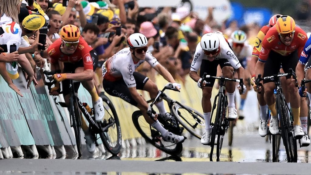 Fanien väliintulot varjostavat Tour de Francea vuodesta toiseen. Kuva aihemmasta kolarista heinäkuun alusta.