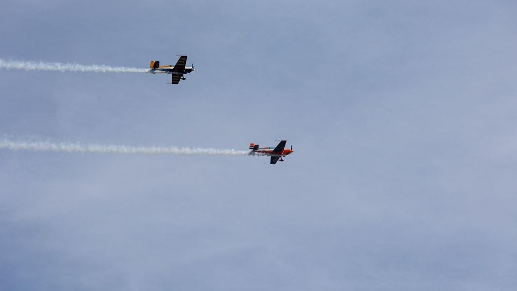 Kuvassa tapahtumaan osallistuneiden lentäjien taidonnäyte ennen turmalentoa / Kuvaaja: Esko Kivelä