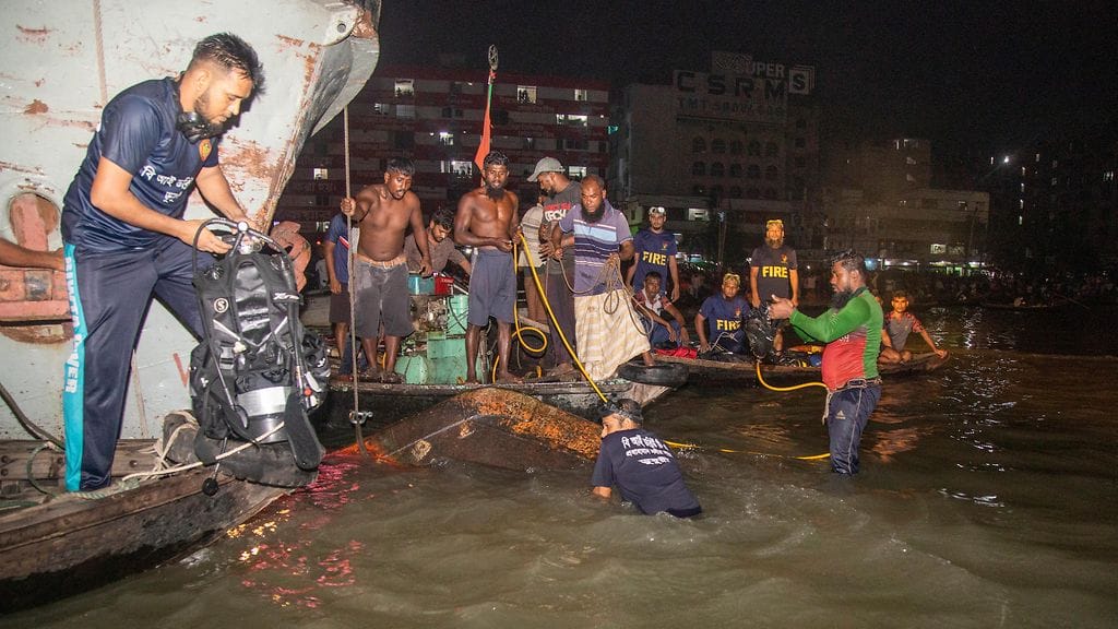 Vene upposi törmättyään hiekkaa kuljettaneeseen rahtialukseen Buriganga-joella.